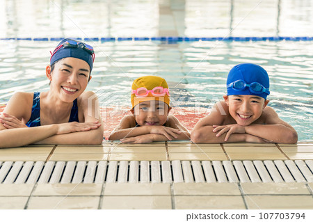 swimming coach and kids swimming 107703794