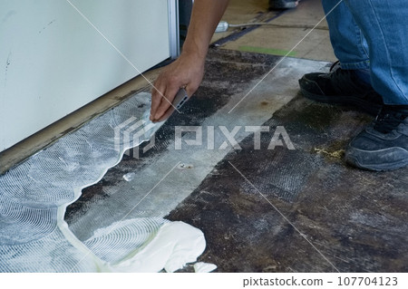 Flooring adhesive coating status P tile floor 01 Flooring adhesive coating status P tile floor 01 107704123