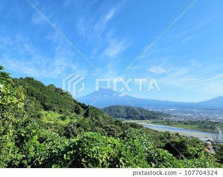 Refreshing autumn scenery from the mountain 107704324