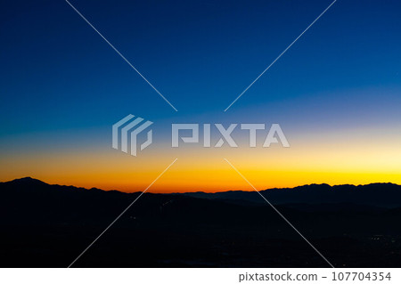 [餘輝材料]冬天從北橫嶽山頂看到的餘輝和山脊輪廓[長野縣] 107704354