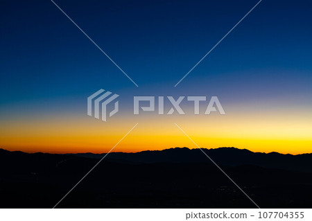 [餘輝材料]冬天從北橫嶽山頂看到的餘輝和山脊輪廓[長野縣] 107704355