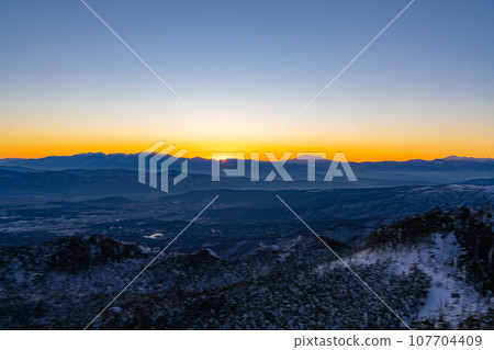 [Sunset material] Sunset seen from Kita Yokodake in winter [Nagano Prefecture] 107704409