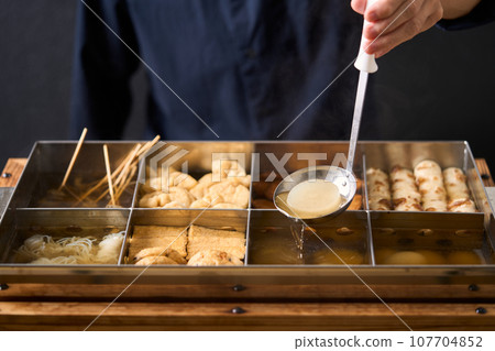 熱關東煮 - 用湯匙舀蘿蔔 107704852