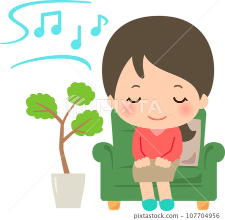 坐在沙發上聽音樂的女人 坐在沙發上聽音樂的女人 107704956