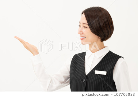 穿著制服的商務女性舉手 107705058