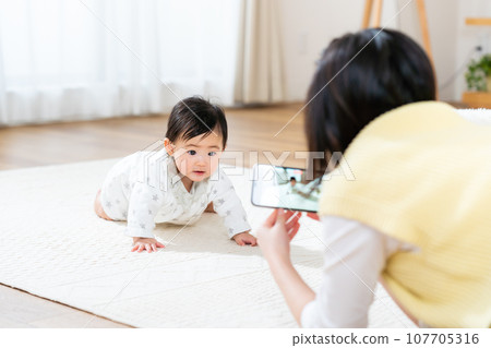 baby and young mom 107705316