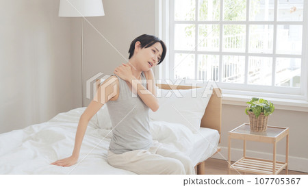 起床後肩膀僵硬，睡不好 107705367