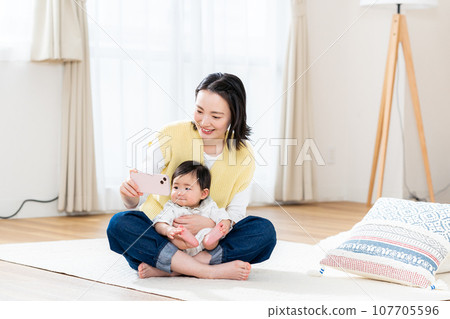 嬰兒和年輕的媽媽 107705596