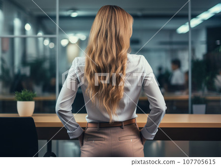 AI 插圖，在辦公室工作的女性的後視圖 107705615