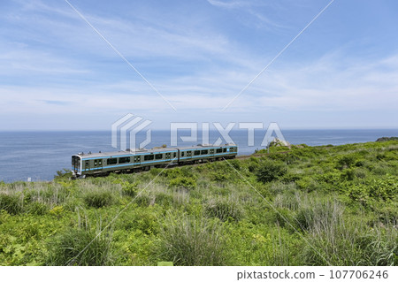 沿著種差海岸行駛的八戶線列車 沿著種差海岸行駛的八戶線列車 107706246