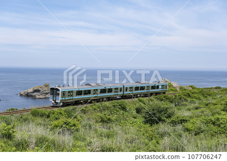 沿著種差海岸行駛的八戶線列車 107706247