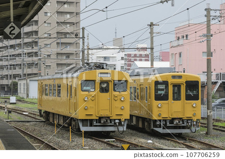 宇部線列車在宇部新川站停靠 宇部線列車在宇部新川站停靠 107706259