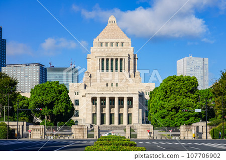 寧靜的早晨,陽光明媚的秋天的國會大廈(東京都千代田區永田町) 寧靜的早晨,陽光明媚的秋天的國會大廈(東京都千代田區永田町) 107706902