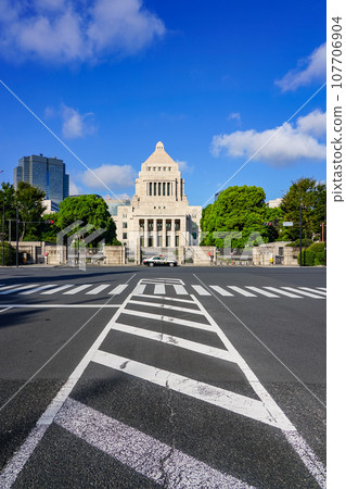A quiet morning, the National Diet Building in sunny autumn (Nagatacho, Chiyoda-ku, Tokyo) 107706904