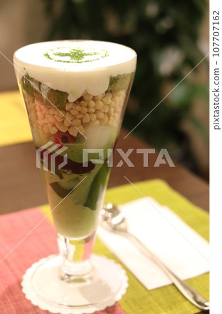 Matcha parfait 107707162
