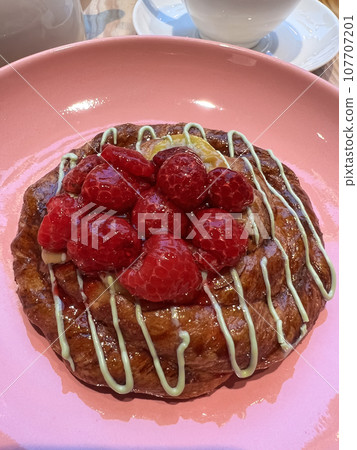Bread with raspberries and cream for breakfast 107707201