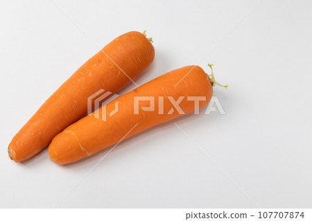兩根胡蘿蔔的素材圖像“正確的空間” 107707874