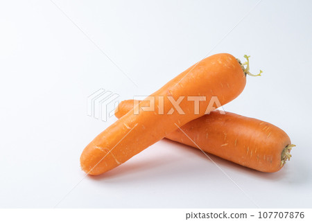 兩根交叉胡蘿蔔「留空」的素材形象 107707876