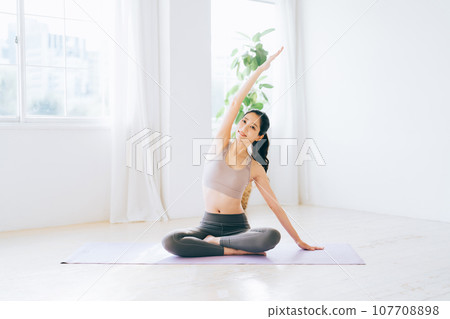 做普拉提的女人 107708898