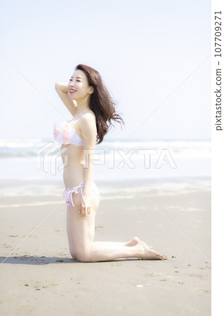 一位穿著泳衣的美女來到了沙灘上 一位穿著泳衣的美女來到了沙灘上 107709271
