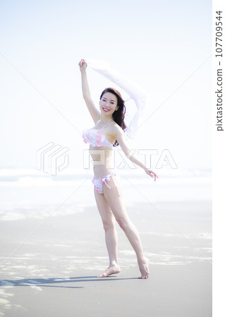 一位穿著泳衣的美女來到了沙灘上 107709544