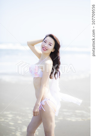 一位穿著泳衣的美女來到了沙灘上 一位穿著泳衣的美女來到了沙灘上 107709556