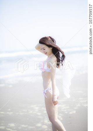 A beautiful lady in a swimsuit came to the sandy shore A beautiful lady in a swimsuit came to the sandy shore 107709557