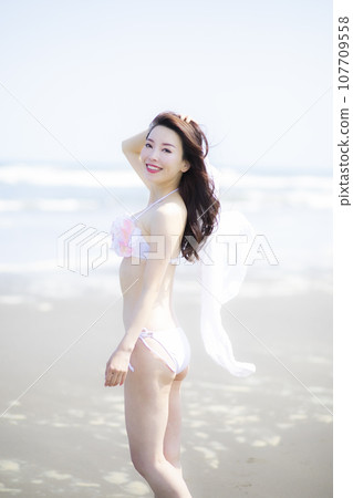 A beautiful lady in a swimsuit came to the sandy shore A beautiful lady in a swimsuit came to the sandy shore 107709558