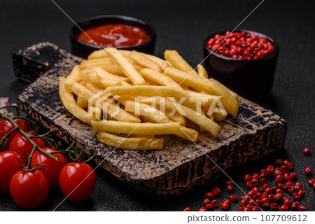Fresh delicious crispy French fries with salt and spices Fresh delicious crispy French fries with salt and spices 107709612