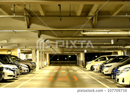 汽車停在室內停車場 107709738