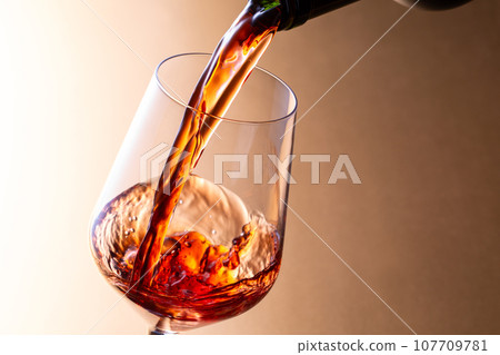 Pour red wine 107709781