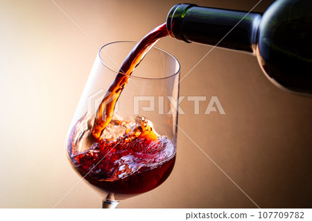 Pour red wine Pour red wine 107709782