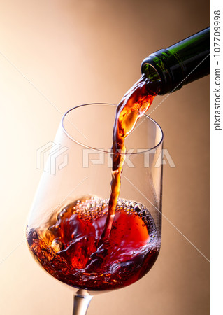 Pour red wine 107709998
