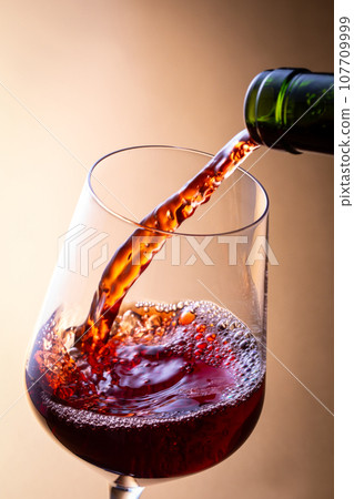 Pour red wine 107709999