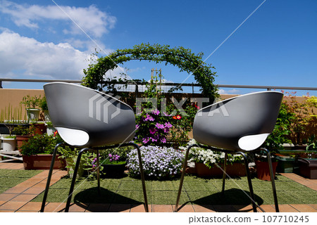 Gardening on the roof balcony, lots of plants, lots of flowers, a relaxing space under the blue sky Gardening on the roof balcony, lots of plants, lots of flowers, a relaxing space under the blue sky 107710245