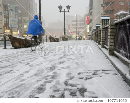 東京，人們在雪天騎腳踏車 107711053