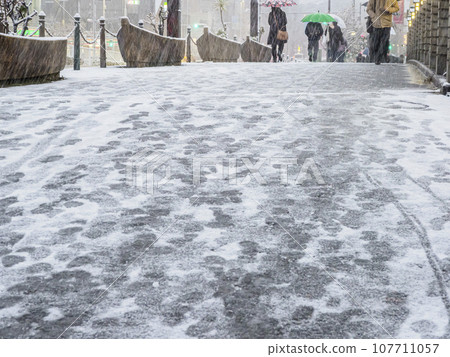 Pedestrians on a snowy day in Tokyo Pedestrians on a snowy day in Tokyo 107711057