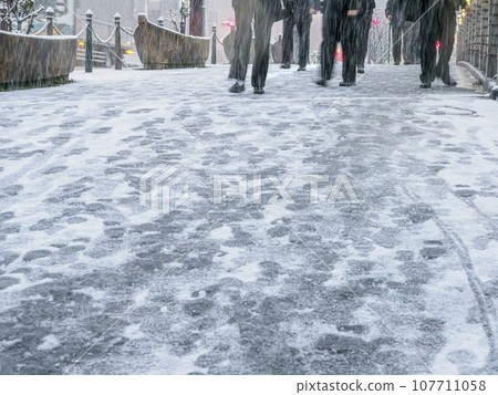 Pedestrians on a snowy day in Tokyo Pedestrians on a snowy day in Tokyo 107711058
