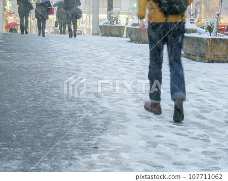 Pedestrians on a snowy day in Tokyo Pedestrians on a snowy day in Tokyo 107711062