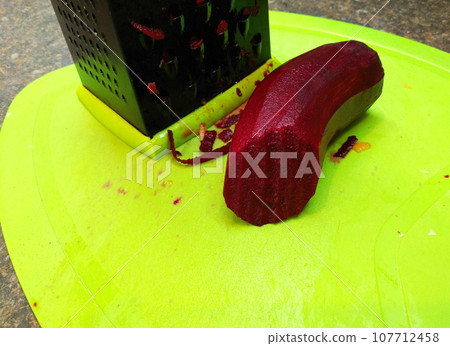 peeled beets and grater on a kitchen board. preparing delicious and healthy food 107712458