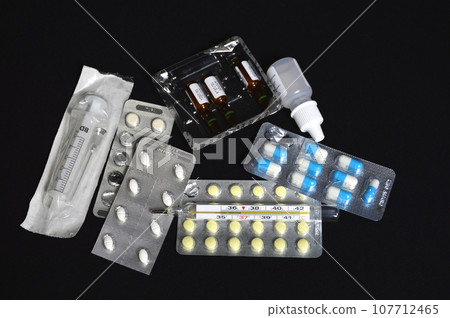 syringe, ampoules with medicines and pills on a black background syringe, ampoules with medicines and pills on a black background 107712465