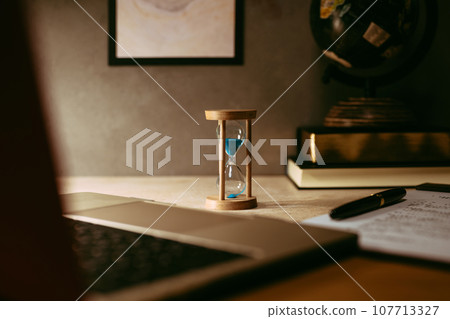 有沙漏的書桌 有沙漏的書桌 107713327