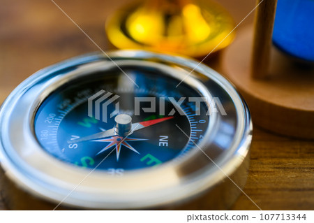 奇怪的指南針 奇怪的指南針 107713344