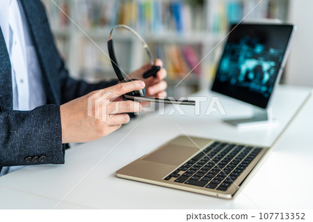 在研究中使用耳機進行視頻會議 在研究中使用耳機進行視頻會議 107713352