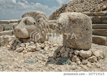 Giant God heads on Mount Nemrut. Anatloia, Turkey 107713525