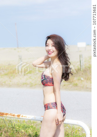穿著紅色比基尼的美麗夫人 穿著紅色比基尼的美麗夫人 107713681