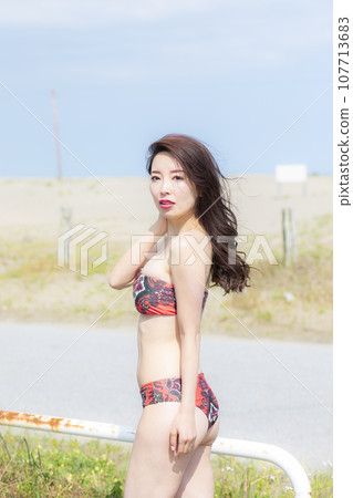 穿著紅色比基尼的美麗夫人 穿著紅色比基尼的美麗夫人 107713683