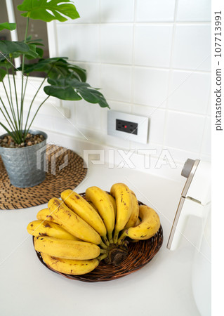 香蕉 廚房 水果 熱帶 一串 新鮮 成熟 ripe banana バナナ 台所 107713991