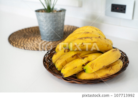 香蕉 廚房 水果 熱帶 一串 新鮮 成熟 ripe banana バナナ 台所 香蕉 廚房 水果 熱帶 一串 新鮮 成熟 ripe banana バナナ 台所 107713992