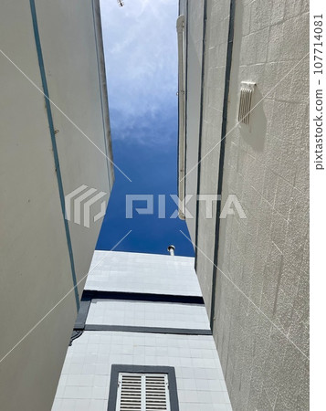 White house, typical architecture of the cubist city of Olhao. Portugal 107714081